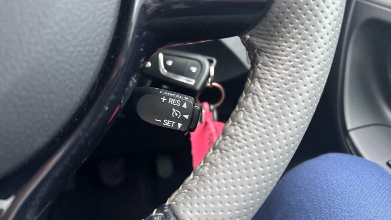 Toyota Yaris 1.33 VVT-i Design 5dr Petrol Hatchback